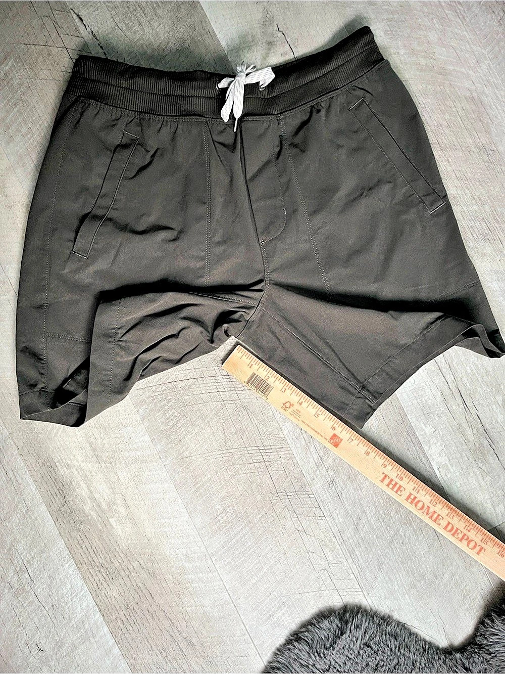 Vuori Men’s Athletic Shorts size Medium Like New